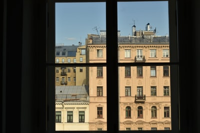 白天的白色混凝土建筑